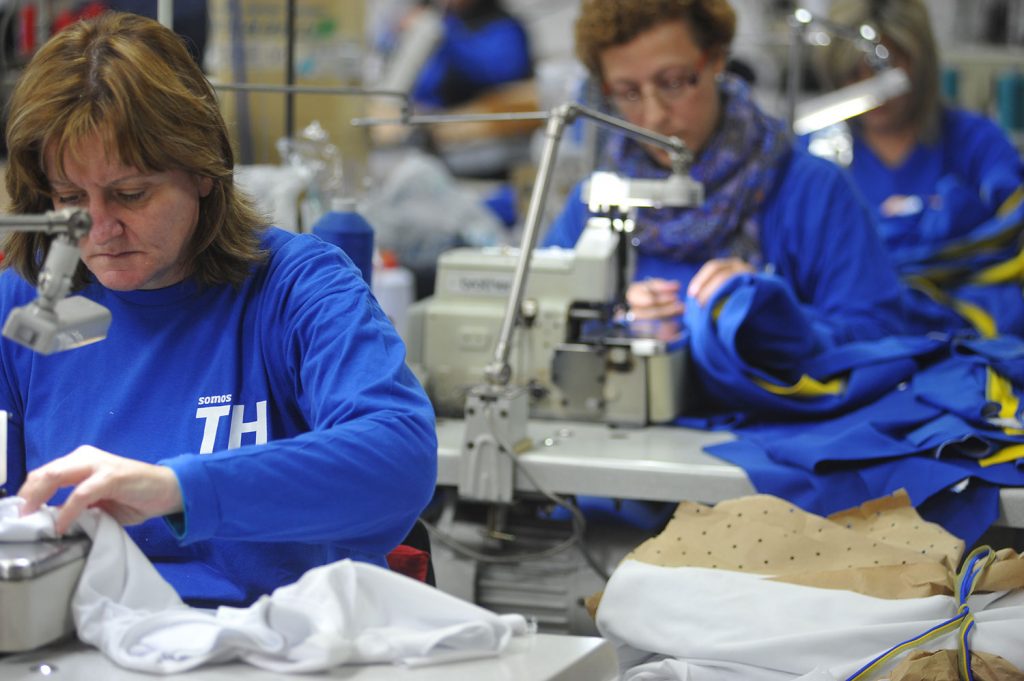 Sobre nosotros trabajando en el cosido de prendas para uniformes escolares