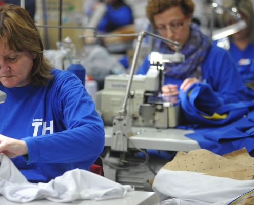 Sobre nosotros trabajando en el cosido de prendas para uniformes escolares