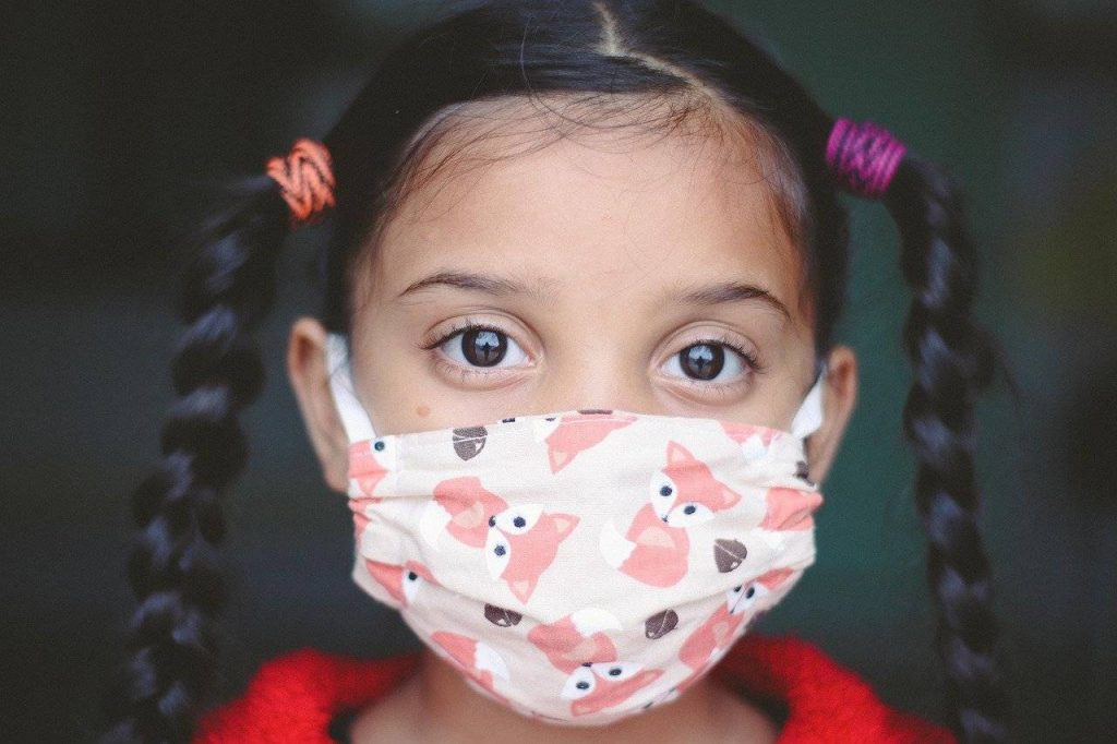 niñas con mascarilla de tela