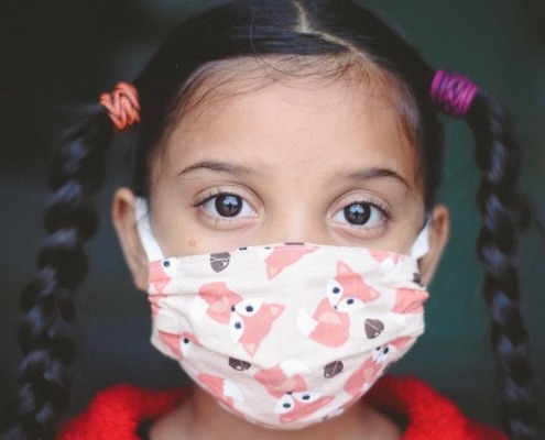 niñas con mascarilla de tela
