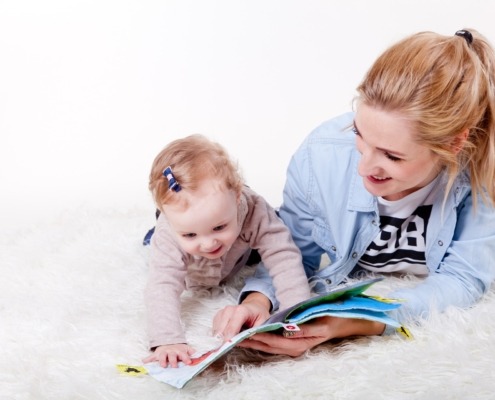 Mamá fomentando la lectura infantil en su hija