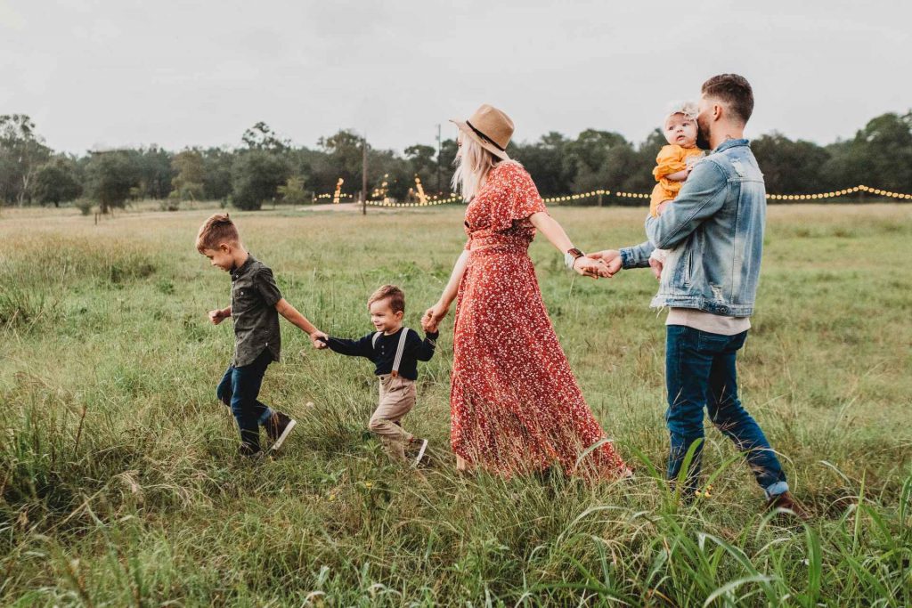 Jugar en familia en el campo
