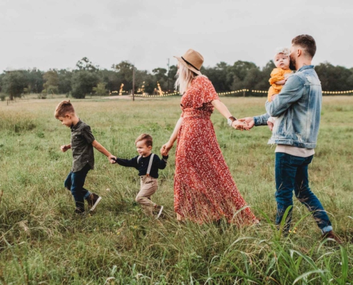 Jugar en familia en el campo