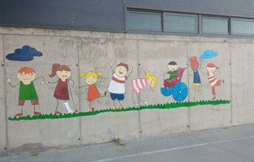 Inclusión de diversidad cultural con uniformes escolares