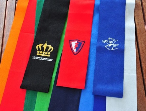 Diferencias entre serigrafía y bordado en uniformes escolares