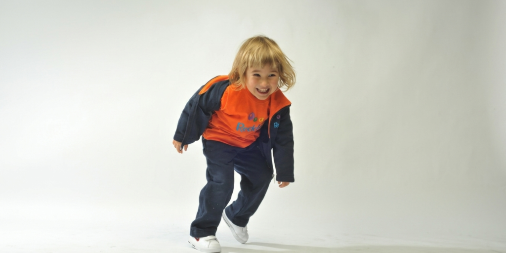 Niño pequeño con el uniforme de su colegio