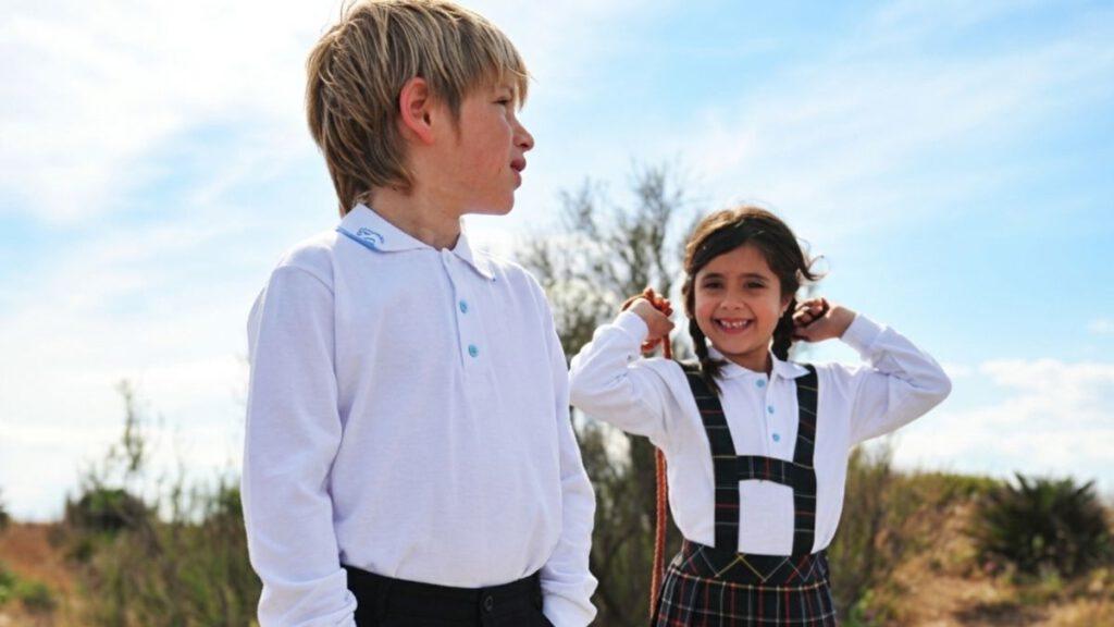 Niños con uniforme escolar jugando en el descanso