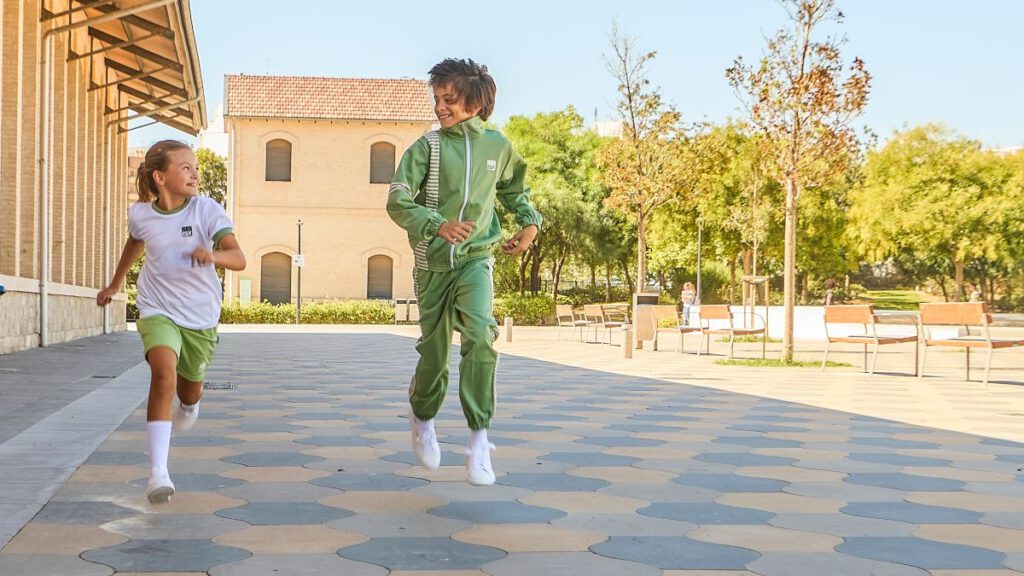 niños jugando con uniformes escolares