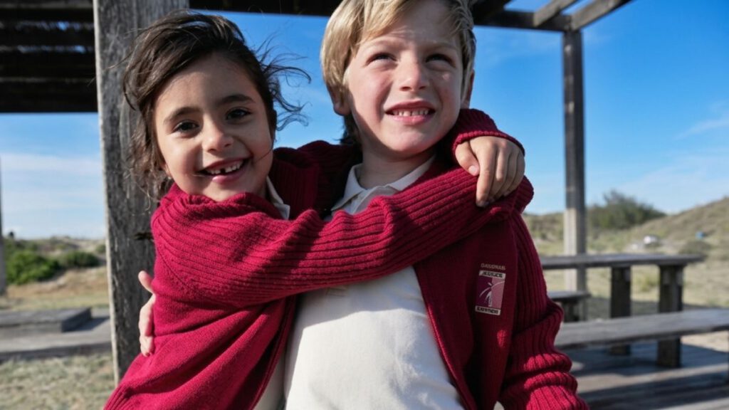 Niños con ropa escolar personalizada