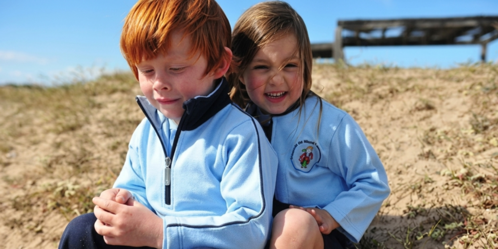 Niños con uniformes de colegio